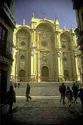 Fachada principal de la Catedral y Plaza de las Pasiegas